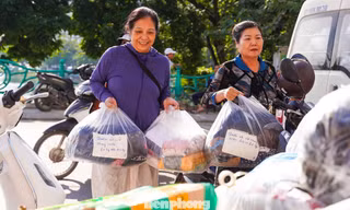 Người Hà Nội gom hàng chục tấn hàng cứu trợ, tiếp sức miền Trung sau lũ
