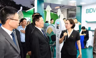 VIDEO: Phó Thủ tướng tham quan gian hàng BIDV tại Sóng Festival - Ngày thẻ Việt Nam 2025 