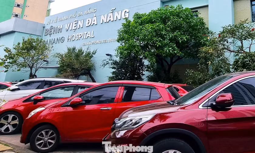 Tài xế khóc ròng vì khách đặt xe đến bệnh viện, mượn tiền 'vào trong một tí' rồi... chuồn luôn