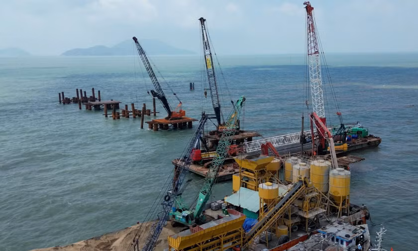 Cận cảnh thi công cầu vượt biển 18,5km ra Hòn Khoai 