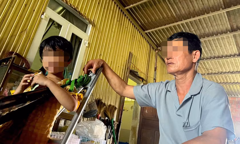 Bố mẹ của Hồ Văn Tình, phạm nhân đang trốn Trại giam A2: Mong con sớm đầu thú để không 'chết bờ, chết bụi'