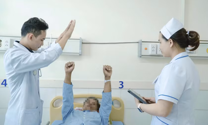 78 phút 'vàng' chạy đua cứu người đàn ông đột quỵ giữa đồng