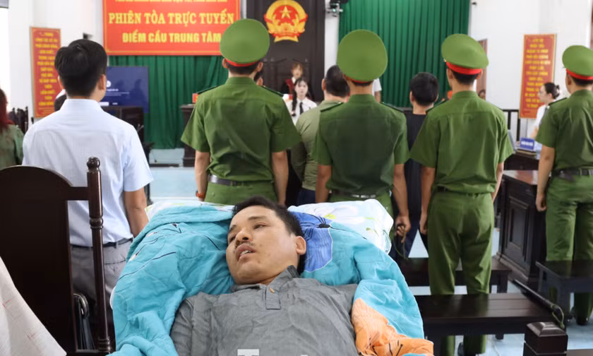Nạn nhân vụ 'bị đánh đến thân tàn ma dại’ ở Đắk Lắk nằm trên cáng dự toà 