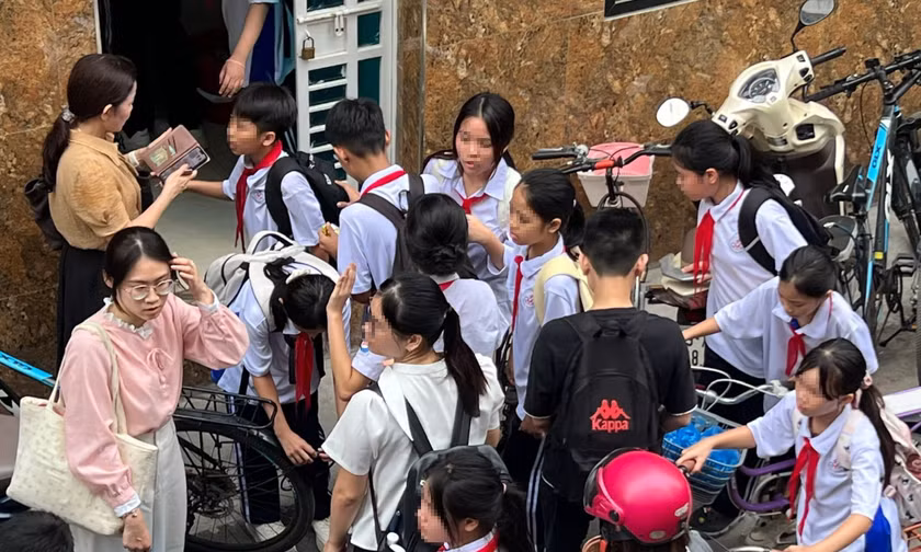 Học sinh THCS học thêm tại một trung tâm bồi dưỡng ở phường Hà Đông, Hà NộiẢnh: HÀ LINH 