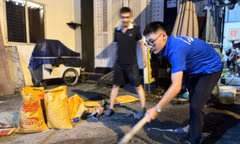 Nhóm bạn trẻ tình nguyện ‘vá' đường ở TPHCM