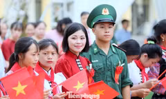 Người lính quân hàm xanh đồng hành thầy trò vùng biên đón năm học mới