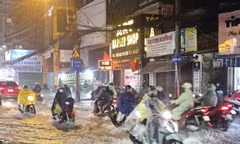 Mưa ngập đường, người dân TPHCM bì bõm về nhà