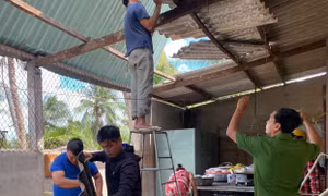 Lốc xoáy làm hàng chục căn nhà tốc mái, một người tử vong