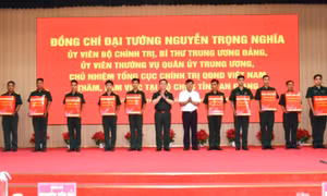 Đại tướng Nguyễn Trọng Nghĩa thăm, tặng quà tại An Giang 