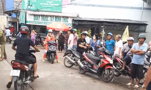 Người dân địa phương tập trung tại hiện trường vụ án mạng. Ảnh: IE.