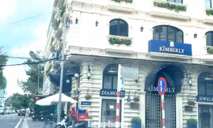 Tin mới việc cửa hàng kim cương nổi tiếng Cần Thơ 'cửa đóng then cài' 
