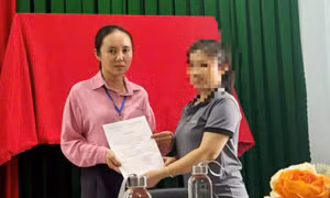 Hy hữu: Cô giáo nhận quyết định đảng viên chính thức sau 5 năm ban hành