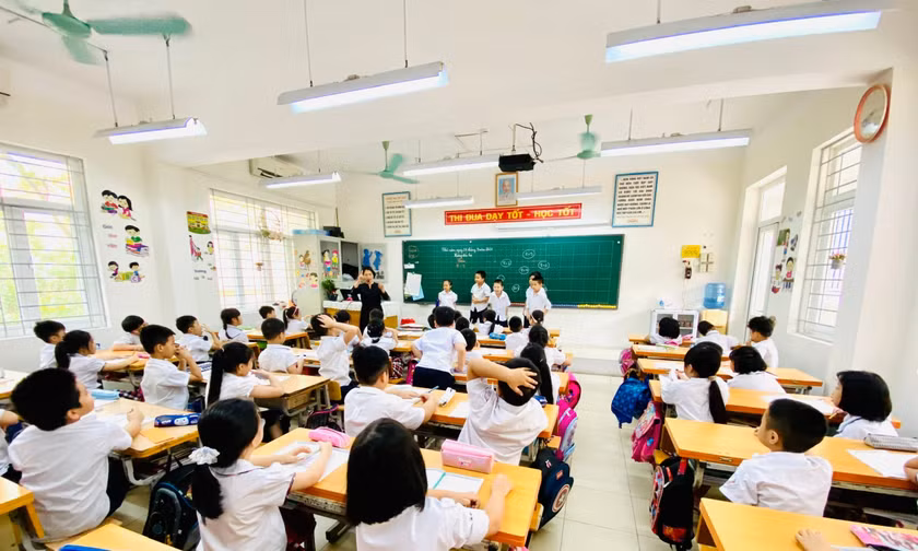 Sĩ số lớp học đông, học sinh học tiếng Anh liên kết được phụ huynh cho rằng, không hiệu quả 