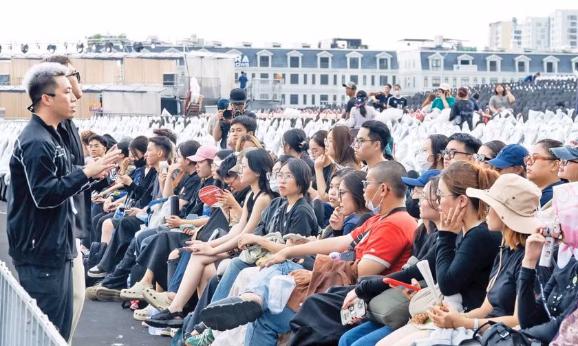 Sinh viên ngành truyền thông, Trường ĐH Hoa Sen tìm hiểu thực tế vận hành chương trình tại show Chị đẹp đạp gió rẽ sóng Ảnh: NTCC