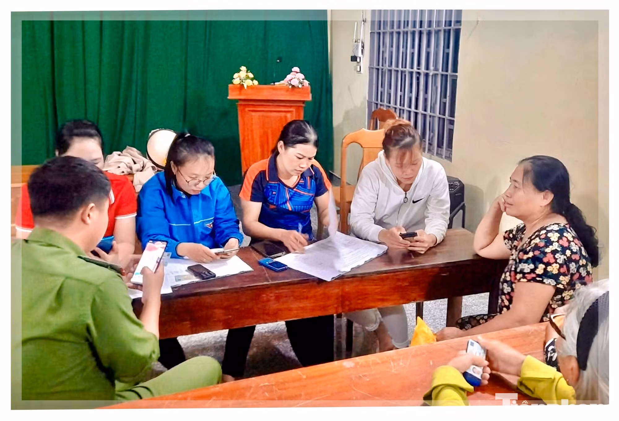 Tổ CNSCĐ xã Đạ Tẻh triển khai hỗ trợ người dân tại thôn.