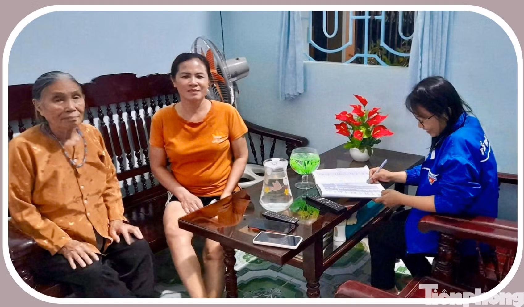 Bà Phạm Thị Phú (bìa trái) được đoàn viên tới tận nhà hướng dẫn, hỗ trợ làm dịch vụ công.