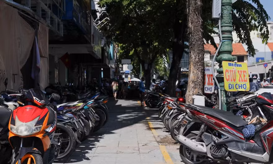 Một đoạn vỉa hè khu vực phường Bến Thành.