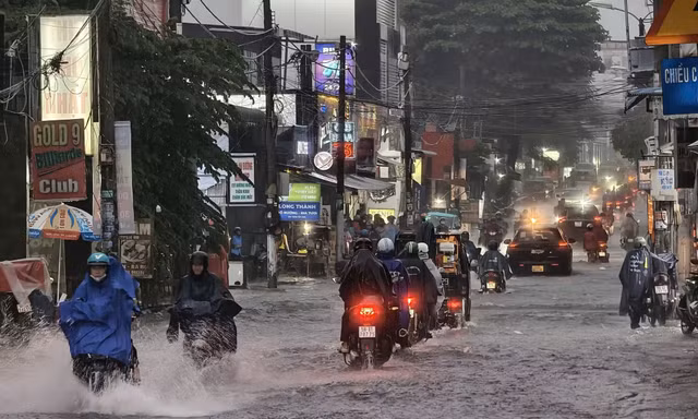 Mưa lớn quay lại Nam Bộ, miền Trung