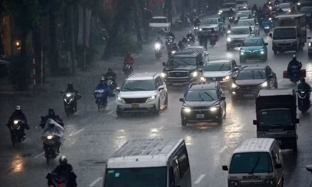 Vì sao Hà Nội bất ngờ mưa như trút, lốc sét?