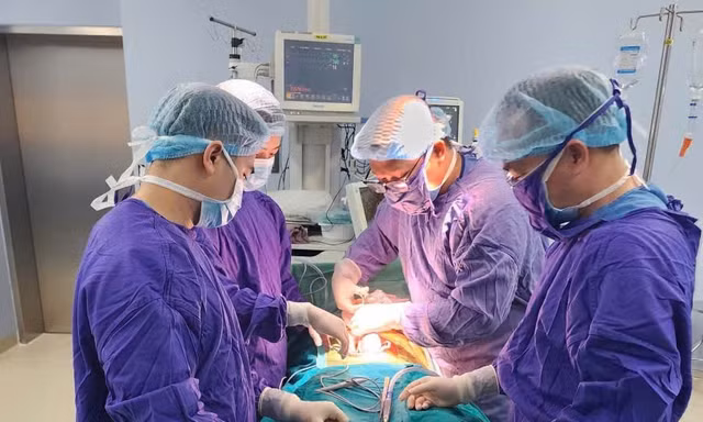 Nam thanh niên bị cắt bỏ tinh hoàn vì chấn thương do đá bóng