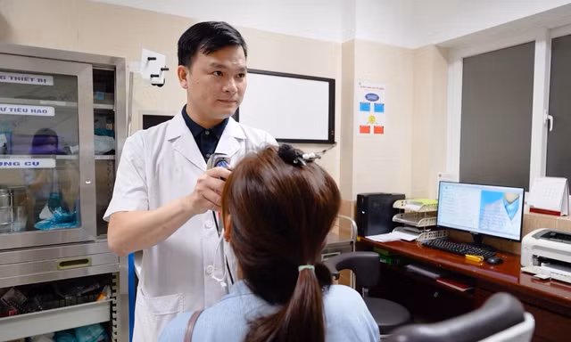 Cảm giác nhột, vướng trong cổ họng, cô gái phát hiện dị vật sống đáng sợ