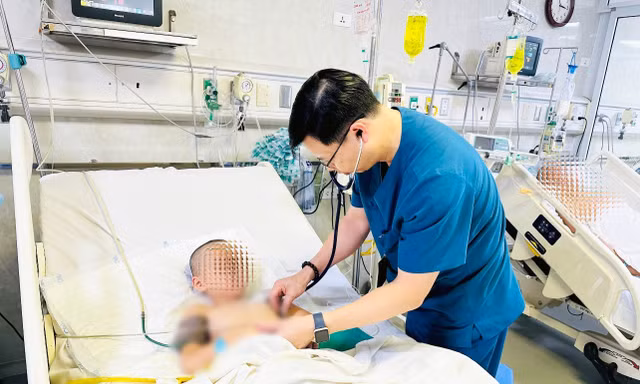 Bác sĩ chạy đua cấp cứu bé trai 6 tuổi ngã từ độ cao 10m bị cọc sắt đâm xuyên người