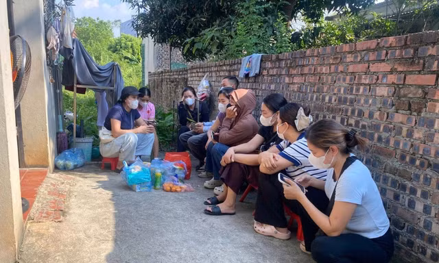 Nghi bếp ăn bán trú sử dụng thịt trâu đông lạnh: Phụ huynh thức trắng đêm quây kho thực phẩm 