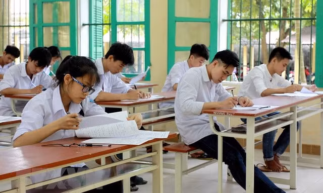 Học sinh cao 1,75 mét bàn ghế vẫn sử dụng loại từ 20 năm trước: Bộ GD&ĐT yêu cầu rà soát điều chỉnh