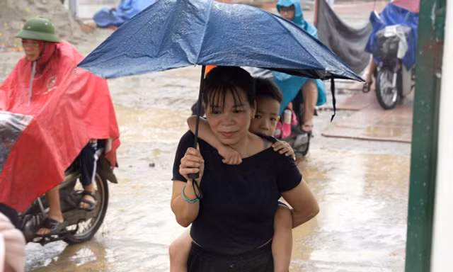 Phụ huynh đón con về ăn cơm trưa tại nhà sau khi trường dừng tổ chức ăn bán trú ở Trường tiểu học Trung Giã