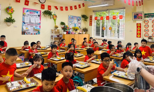 Hà Nội: Xác minh thông tin 9 học sinh đau bụng, buồn nôn nghi ngộ độc thực phẩm