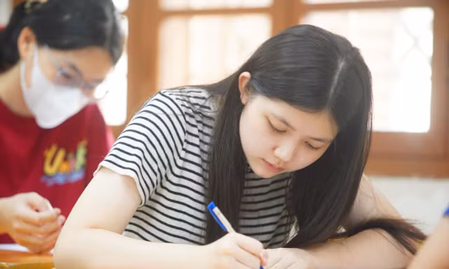 Phổ điểm môn tiếng Anh Tốt nghiệp THPT, điểm 10 tăng vọt