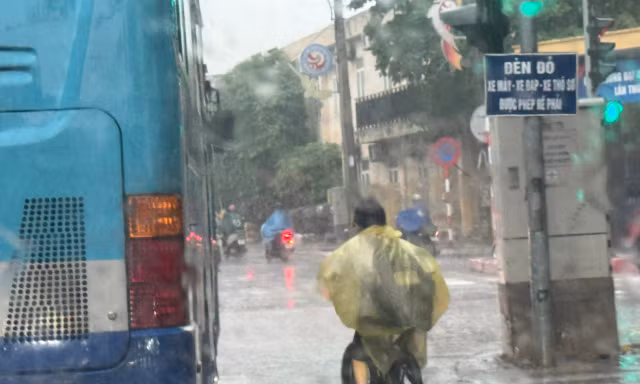 Một số trường học tại Hà Nội thông báo phụ huynh đón con đầu giờ chiều