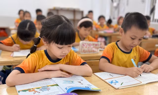Phụ huynh học sinh lớp 1 than phiền, tối nào cũng ‘đánh vật' với con đến khuya 