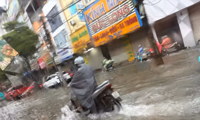 Hà Nội mưa ngập, học sinh trường tư học trực tuyến, trường công chật vật đến trường