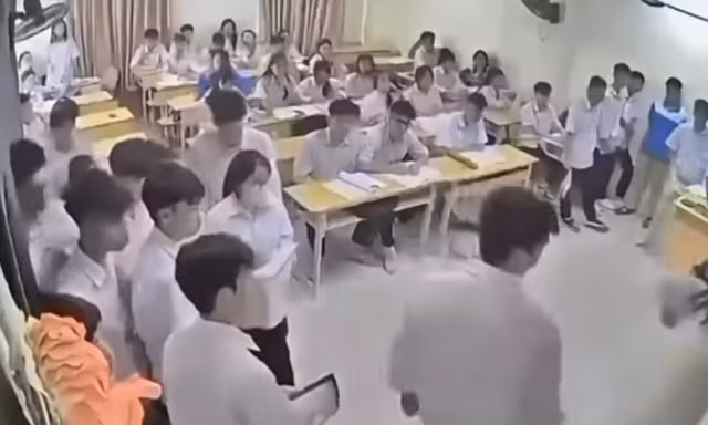 Bắt khẩn cấp nam sinh hành hung cô giáo trong lớp: Sở GD&ĐT Hà Nội lên tiếng