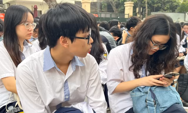 Con ôm máy tính cả tối, phụ huynh lo quá lệ thuộc AI
