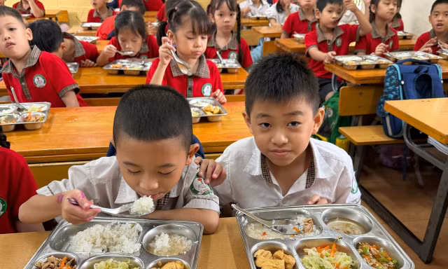 Bữa ăn của hơn 2.000 học sinh sau vụ gà, tôm có mùi bất thường
