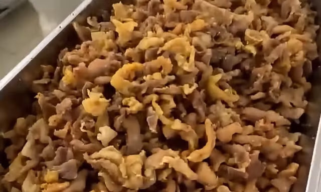 Hà Nội: Xã yêu cầu giám định mẫu thịt sau phản ánh bữa ăn bán trú 'toàn tóp mỡ' 