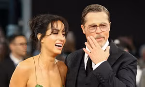 Bạn gái Brad Pitt bị chê