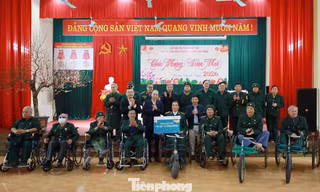 BIDV và Báo Tiền Phong thăm, tặng quà thương bệnh binh nặng tại Phú Thọ