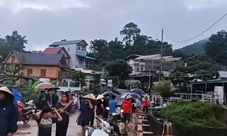Mẹ bị lũ cuốn mất tích khi cho vịt ăn, con trai 15 tuổi may mắn thoát nạn
