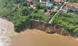 Bờ sông Thao qua Phú Thọ sạt lở nghiêm trọng