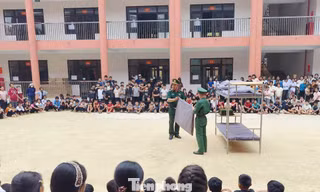 Lính Biên phòng túc trực, hướng dẫn học sinh trường nội trú biên giới nền nếp sinh hoạt
