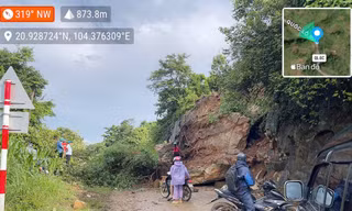 Khoảng 1.000m³ đất đá tràn xuống quốc lộ qua Sơn La, giao thông ách tắc