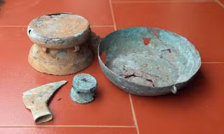 Một gia đình nông dân ở Phú Thọ đào được hai trống đồng niên đại trên 2.500 năm khi làm vườn