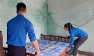 Thanh niên Phú Thọ giúp người nghèo neo đơn dọn nhà đón Tết