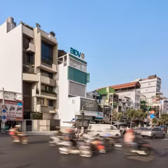 Nhà phố 7 tầng ngập tràn ánh sáng và cây xanh