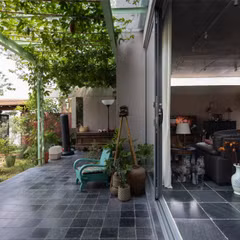 Ngôi nhà 'quay lưng' với phố, mở ra khu vườn bên sông