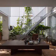 Ngôi nhà dành một khoảng rỗng chạy suốt chiều dài để đón nắng gió