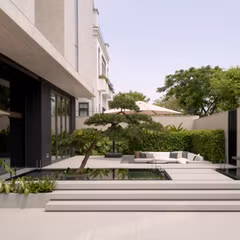 Sự đối lập tinh tế giữa riêng tư và cởi mở trong căn biệt thự 300m²